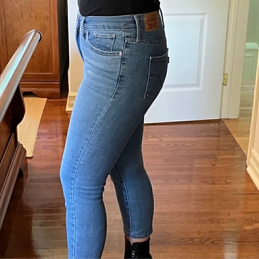 Brand New 311 Shaping Skinny Mid Rise Capri Jeans | Light to Medium Indigo Wash - Picture 3 of 8